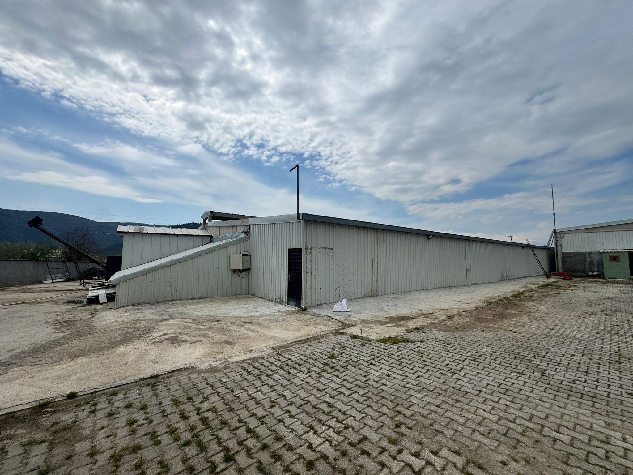 Tesis Uzun Bina Görünümü